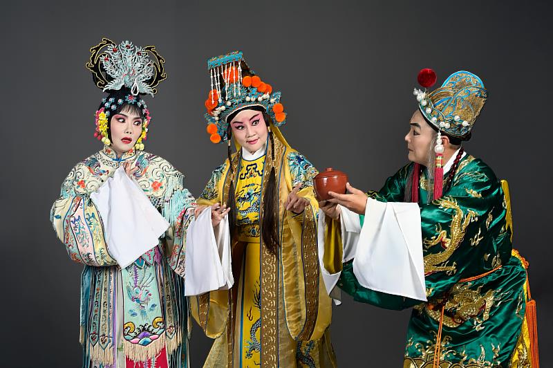 國立傳統藝術中心臺灣豫劇團《求你騙騙我》由豫劇名家(中)王海玲、(左)張瑄庭、殷青群同臺演出