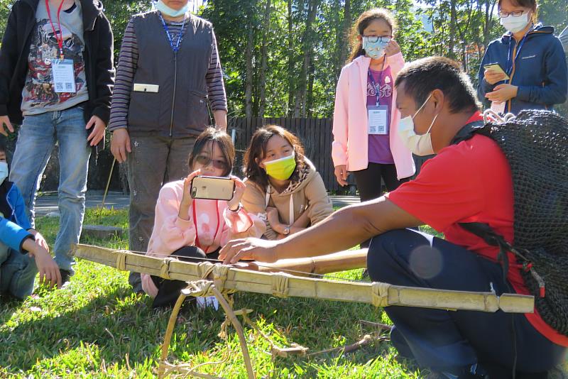 獵人向學員實際介紹原住民族傳統獵具