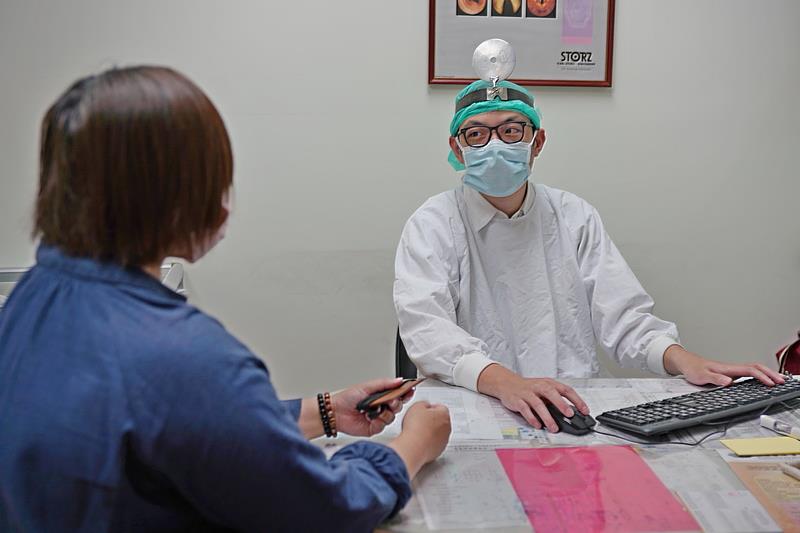 林廉捷主治醫師看診情境照。