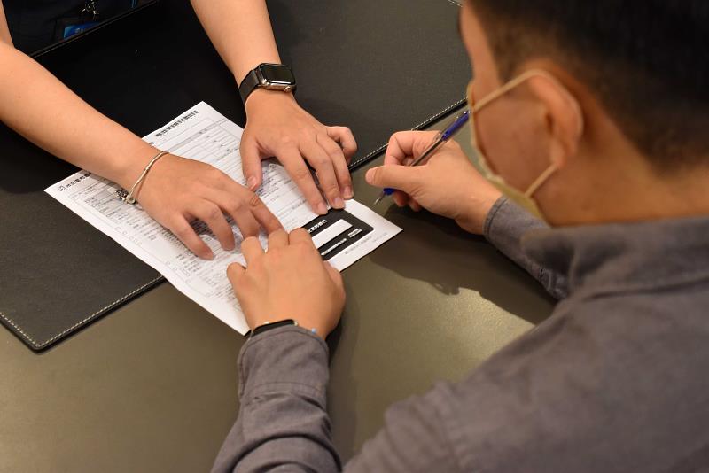 北富銀提供視障朋友「簽名板暨閱讀輔助工具」，改善在辦理金融業務時簽名書寫及閱讀上的不便。