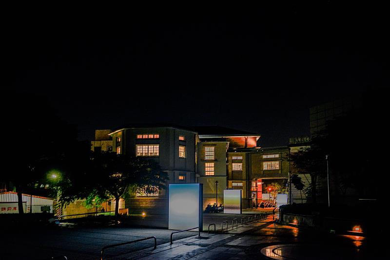 葉石濤廣場揮別過往的幽暗寂寥，成為迷離魔幻的城市空間。