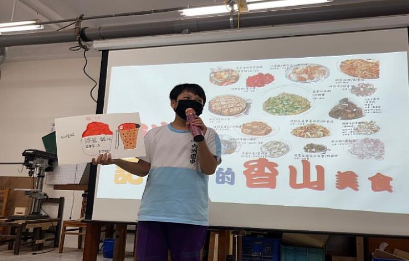內湖國中學生介紹自己最喜歡吃的食物，像是雞排和珍珠奶茶。