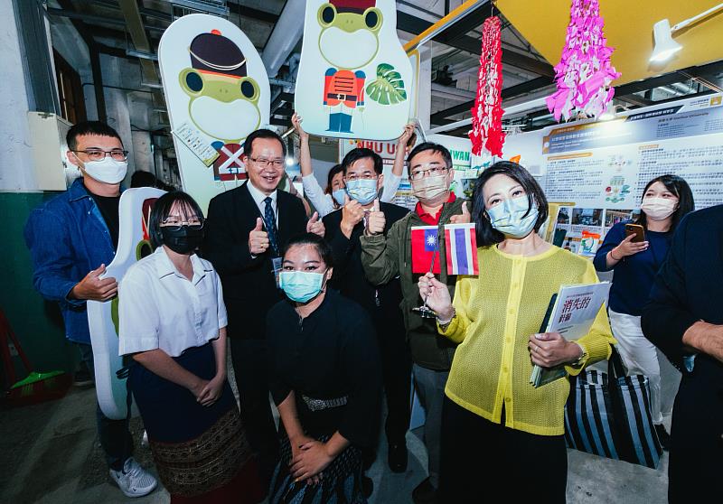 南華大學參與2022 USR EXPO， 展現豐碩執行成果，教育部長潘文忠及立法委員吳思瑤蒞臨參觀指導並與團隊合影。