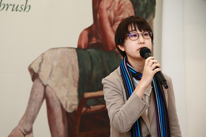 日本佐賀縣立美術館學藝員秋山沙也子（Akiyama SAYAKO）指出，李梅樹赴日本東京美術學校求學，在對光的藝術表現方式、以及常以女性作為主體的取向，皆可看見與恩師岡田三郎助有相通之處。