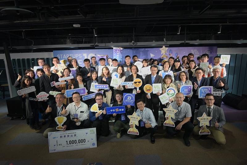 FITI-2022-2梯次決選入圍，脫穎而出的10個未來新創之星，團隊大合照。