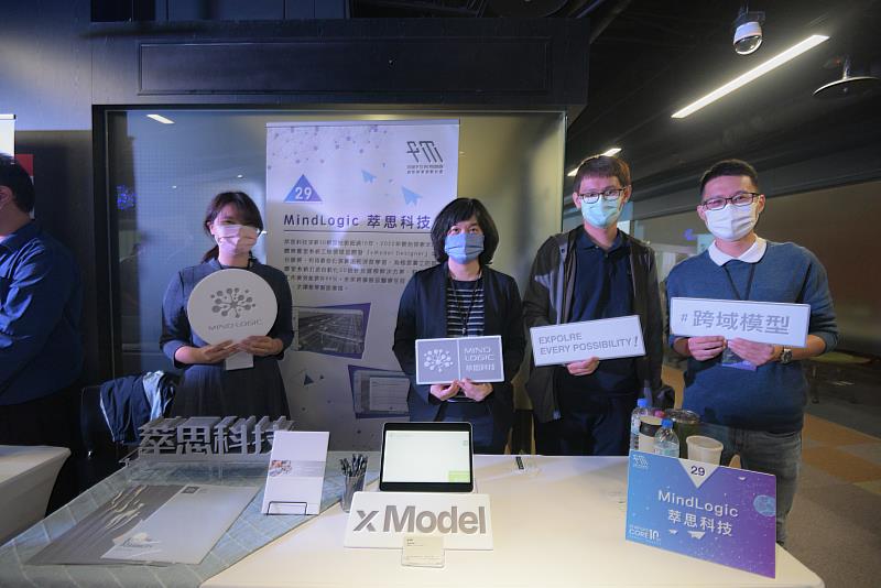 團隊以「管線系統工程的最佳化設計與自動建模技術」作參賽的展示，圖由左至右，為團隊成員萃思科技執行長特助吳培甄、高科大土木系教授吳翌禎、萃思科技技術長張智雄及營運長劉其昌。