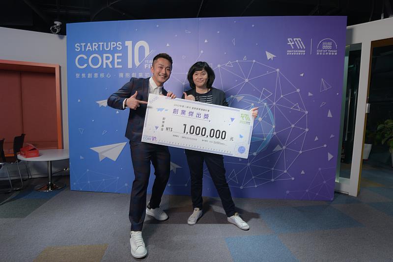 今年場外的另一個巧合是，FITI競賽大會主持人楊程鈞(圖左)，剛好也是高科大土木系畢業校友，研究所的指導教授就是吳翌禎教授(圖右)。楊程鈞特地在會後與母校老師合影，恭賀老師的團隊獲獎。