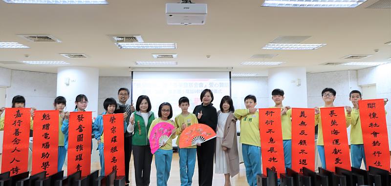 蘆洲國小學生書法，別具心裁將長榮海運及張榮發基金會作為藏頭詩，並一起大合照