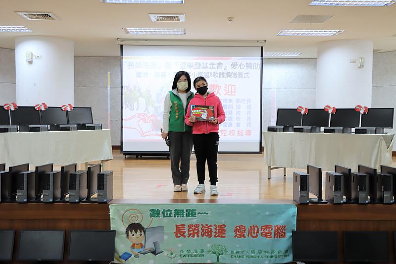 張榮發基金會執行長鍾德美與趣味問答小朋友合影