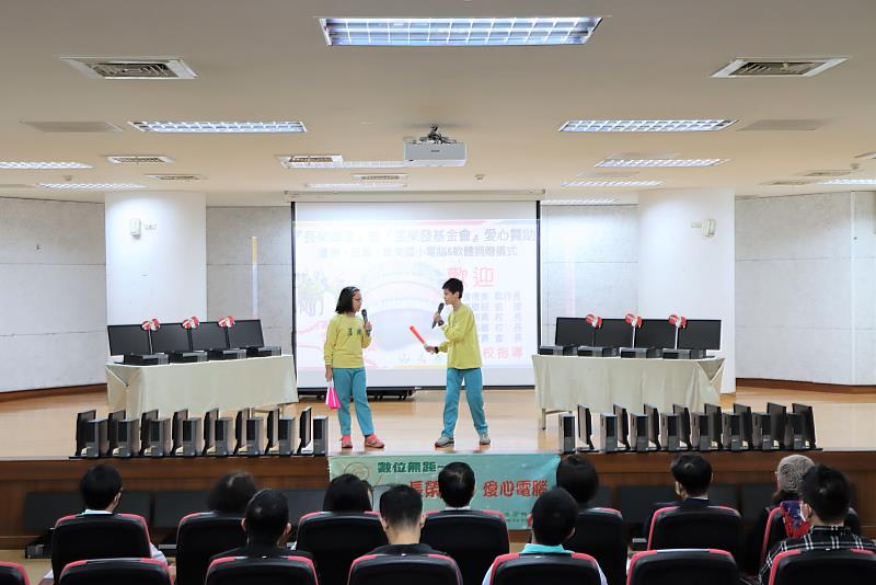 蘆洲國小六年級小朋友在典禮上表演對口相聲