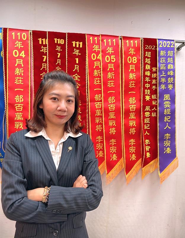 37歲才轉職永慶房屋的李宥溱，跟著公司的腳步按部就班完成工作，短短兩年時間，已成為百萬年薪一族！成功超穩！