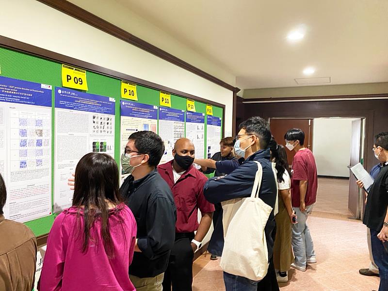 參賽學生以英文進行成果分享，由評審委員現場提問與答辯，培養醫學生獨立思考的能力(照片來源：義守大學提供)。
