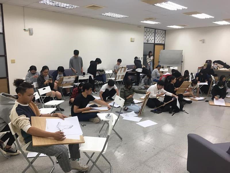 數位多媒體設計系舉辦「人體速寫體驗工坊」藉由大量基礎手繪練習、素描寫生及創作，訓練學生觀察、審美、造型與表現等能力。
