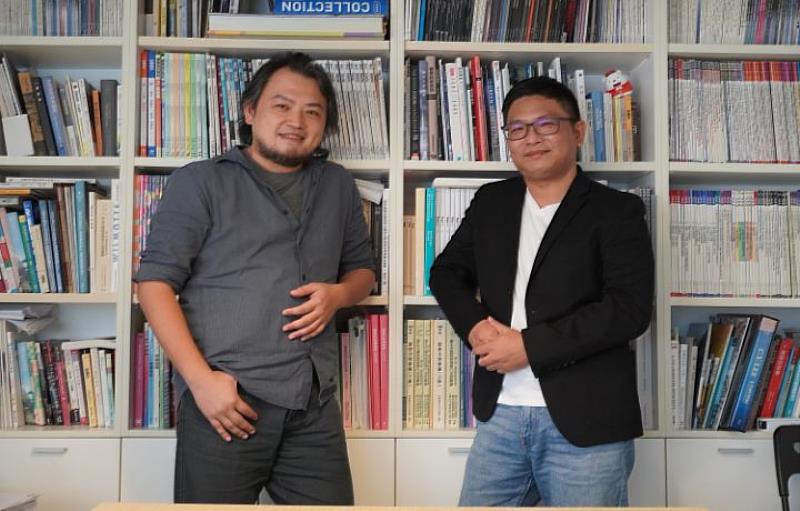 中華大學建築系校友潘天壹（左）、曾偉展（右）團隊，日前榮獲2022台灣建築獎首獎。