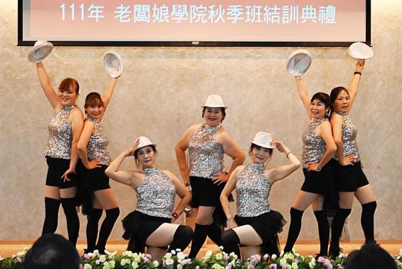 南臺科大111老闆娘學院秋季班學員們於結訓典禮中表演之情形。