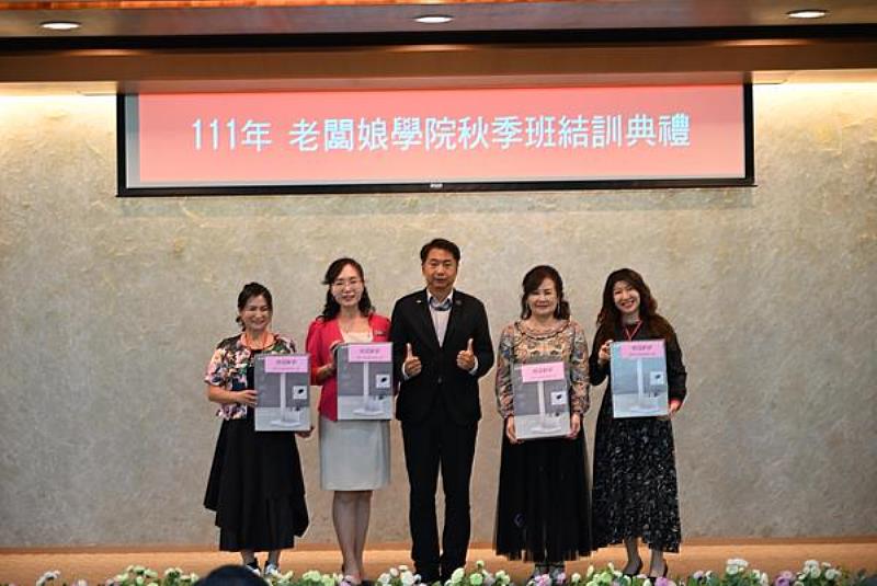 工策會副總幹事陳宗明頒發幹部及全勤獎之情形。