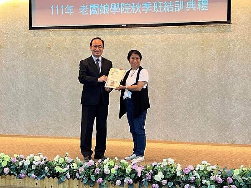 南臺科大副校長周德光頒發結業證書予學員代表。