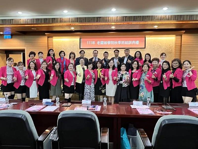 南臺科大111老闆娘學院秋季班結訓合影。