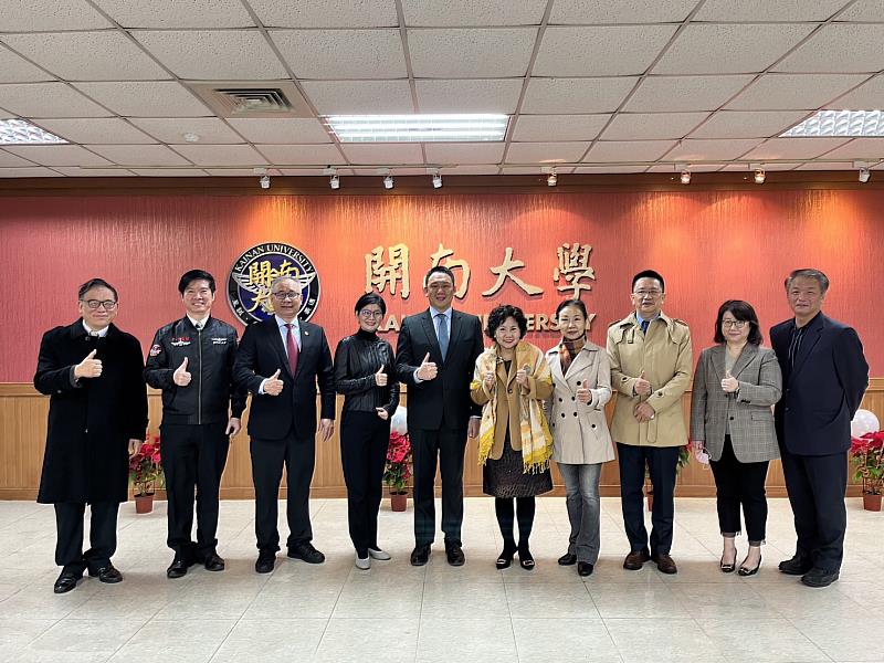 與會來賓參觀學校合影。