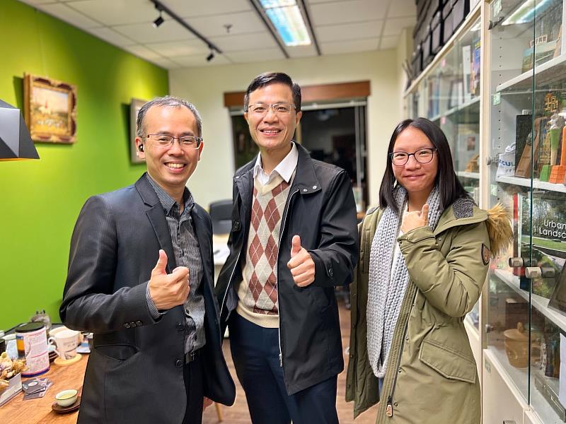 講座總策劃人政大地政學系孫振義(左)表示未來「永續智慧與共享城市」系列講座內容將剪輯精華版影片，上網分享。