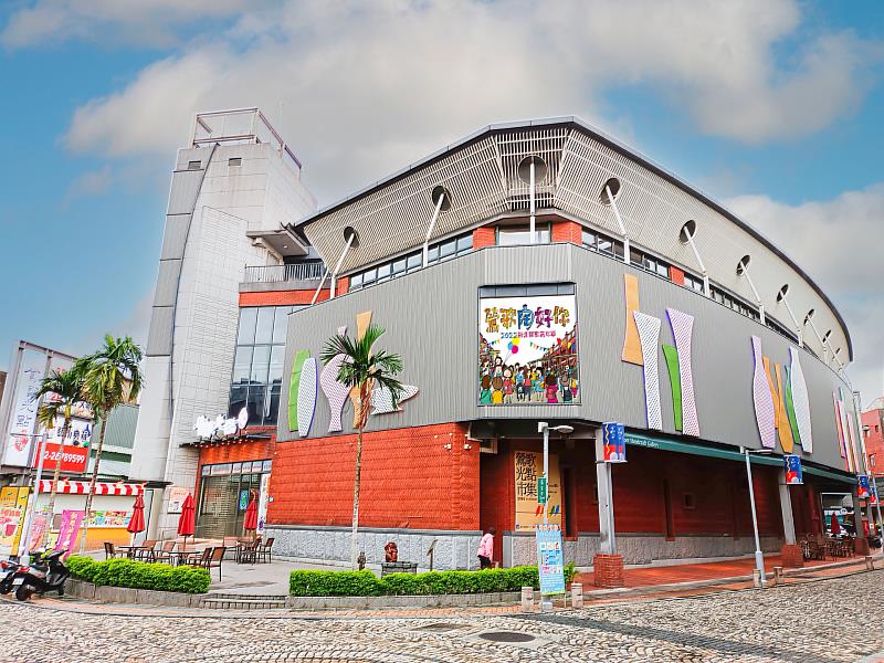 《新北鶯歌嘉年華》鶯歌地區年度盛事∣特色市集、特色輕旅行、手作DIY、串聯好店商品優惠…等精彩，邀請您闔家光臨，深度感受鶯歌之美