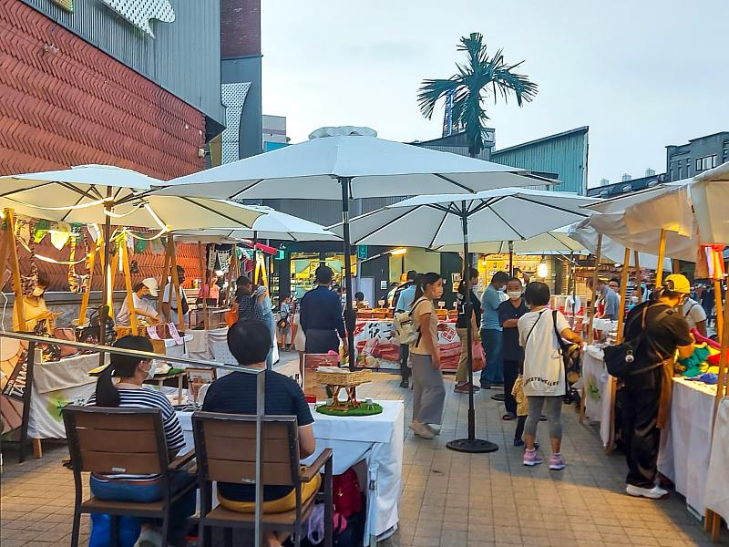 《十二籃主題市集》是一個恩典祝福的市集∣精選文創小物、生活用品、手作飾品、質感包包…等臺灣微創品牌，邀請您闔家一起來淘寶