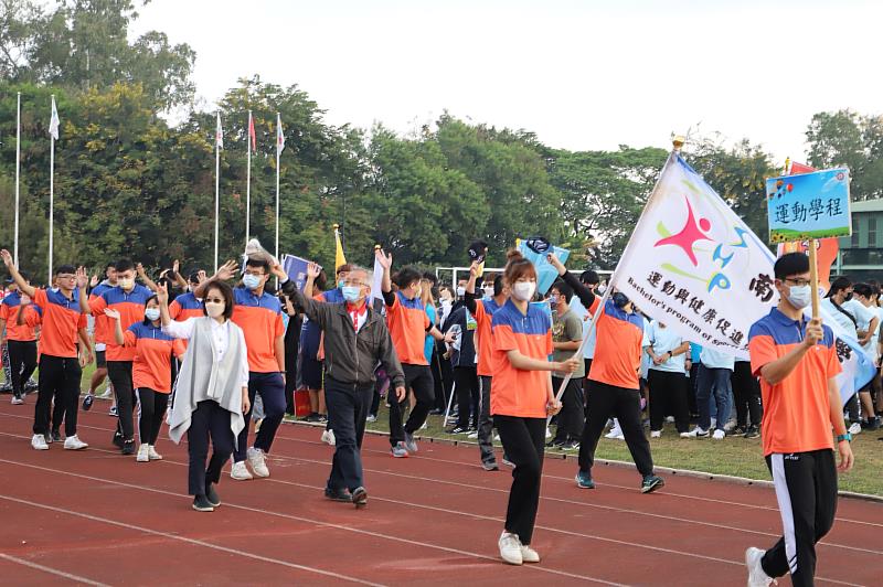 南華大學運動會活力登場，三好體協會長劉招明賢伉儷率運動學程學生進場。