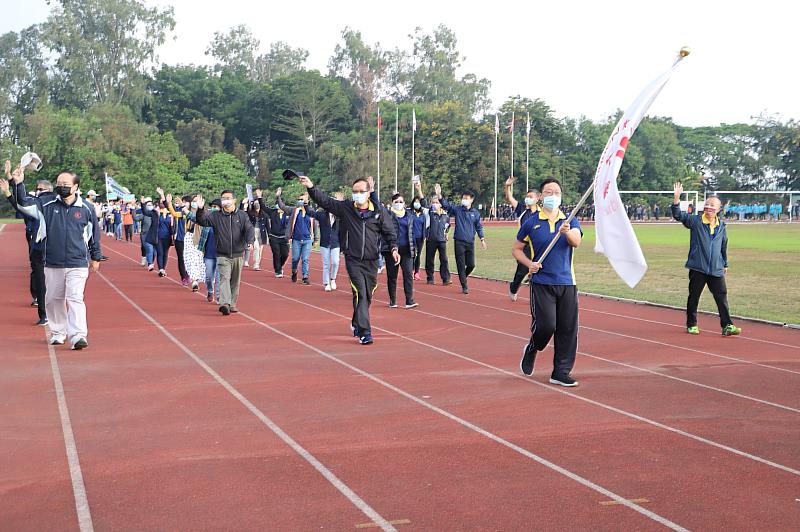 南華大學運動會活力登場，林辰璋副校長率教職員進場。