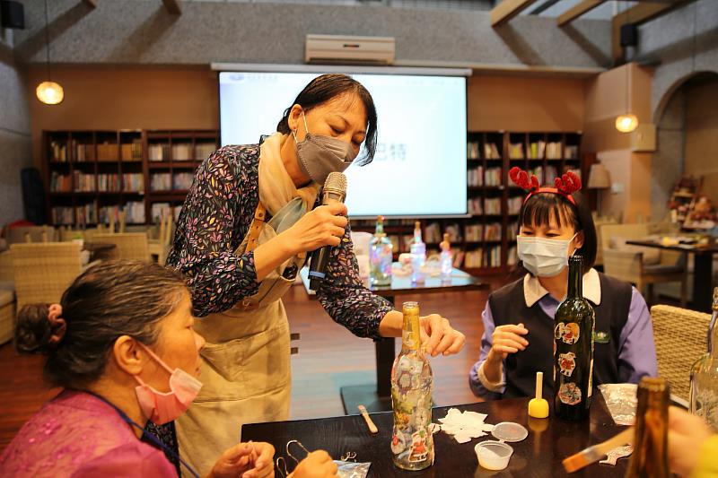 擔任蝶古巴特手作活動講師的李小姐(中)，同時也當了7年的居家照顧者，她說，謝謝大家帶給她溫暖，她才能有信心來面對問題、解決問題，在人生旅途中好好的活下去！
