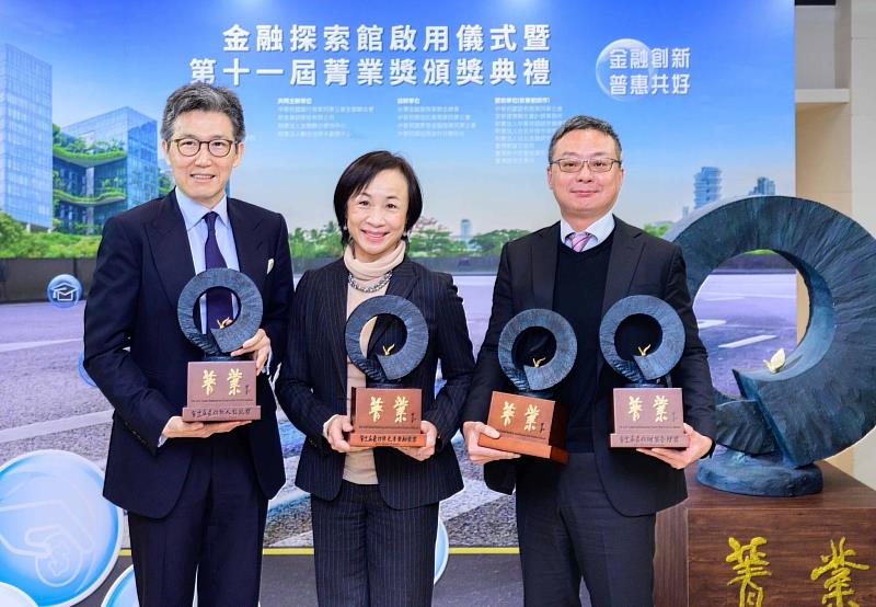 台北富邦銀行聚焦於發展數位理財、智慧支付、安心信託及綠色融資的亮眼表現，榮獲第十一屆「台灣傑出金融業務菁業獎」「最佳財富管理獎」、「最佳數位金融獎」、「最佳個人信託金融獎」、「最佳綠色專案融資獎」等四大獎項。(由左至右為：北富銀資深副總吳傳文、北富銀執行副總莊慧玫、北富銀資深副總周郭傑)