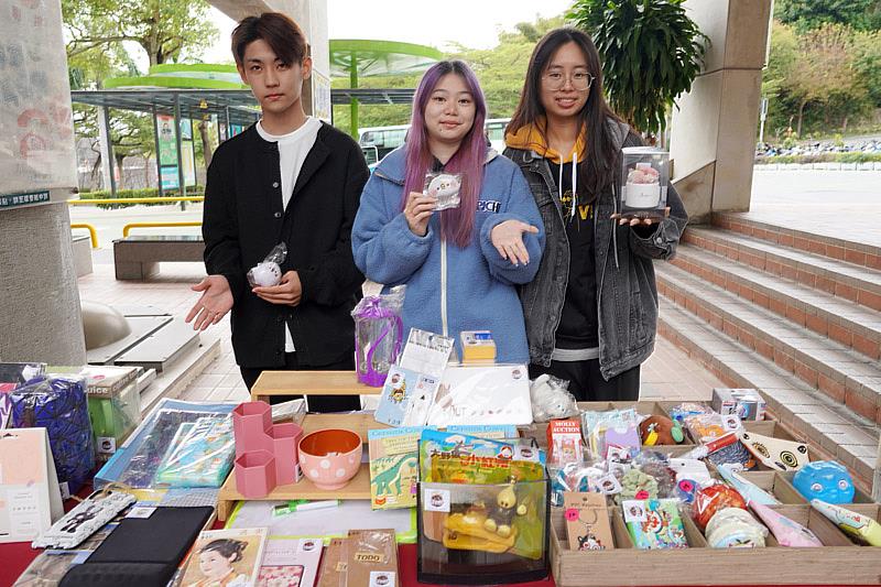 大葉大學企管系學生歡迎大家參觀市集