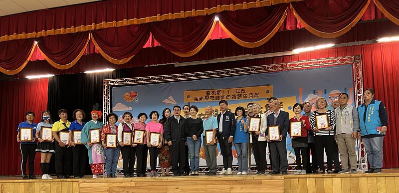 樂在學習 綻放長青 臺東長青學苑結業典禮暨成果展 饒慶鈴鼓勵長者活躍老化、豐富生活