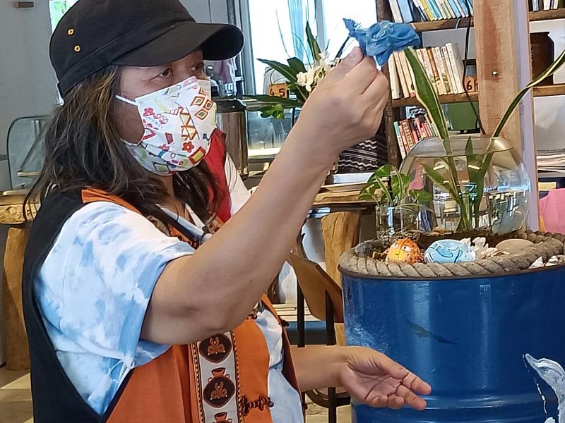 ▲Wuby老師教導植物織染體驗DIY，藉由手作了解原住民文化 (圖/新北市政府原局提供)