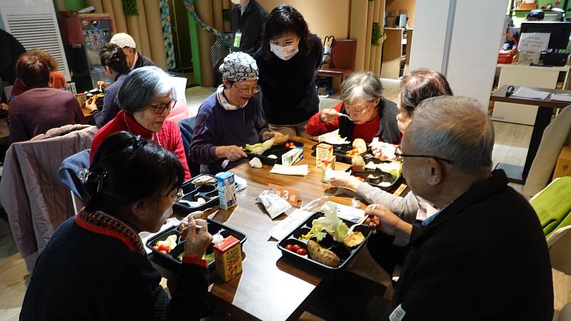 大安區大學里帶領長者享用健康營養早餐。