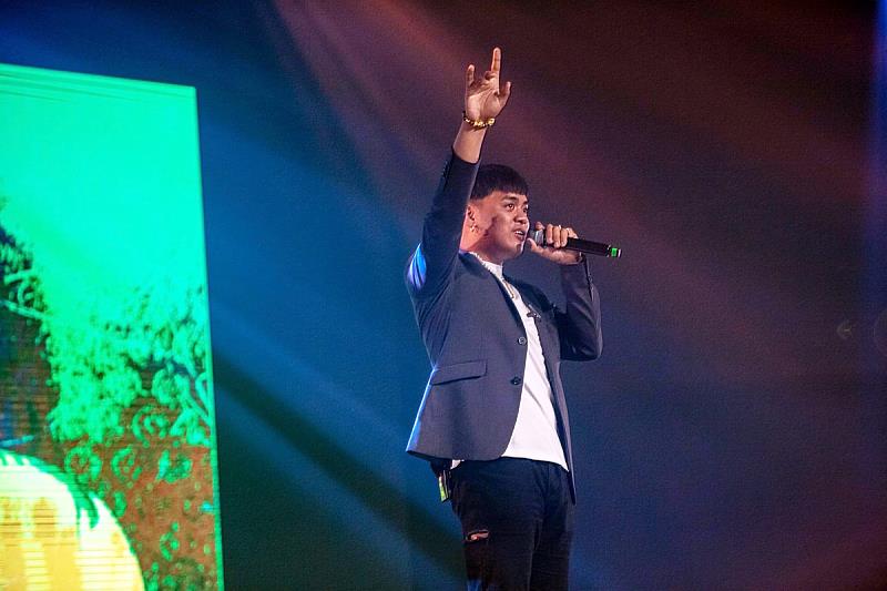 來自臺東縣排灣族的林杰文，從小熱愛唱歌，進入義守大學後，透過多元的學習，一圓音樂夢(照片來源：義守大學提供)。