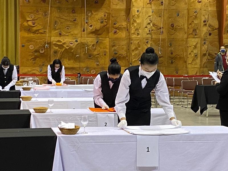 景文科大旅館系12月17日舉辦2022景秀盃第一屆專業口布摺疊技能競賽，選手比賽情形。