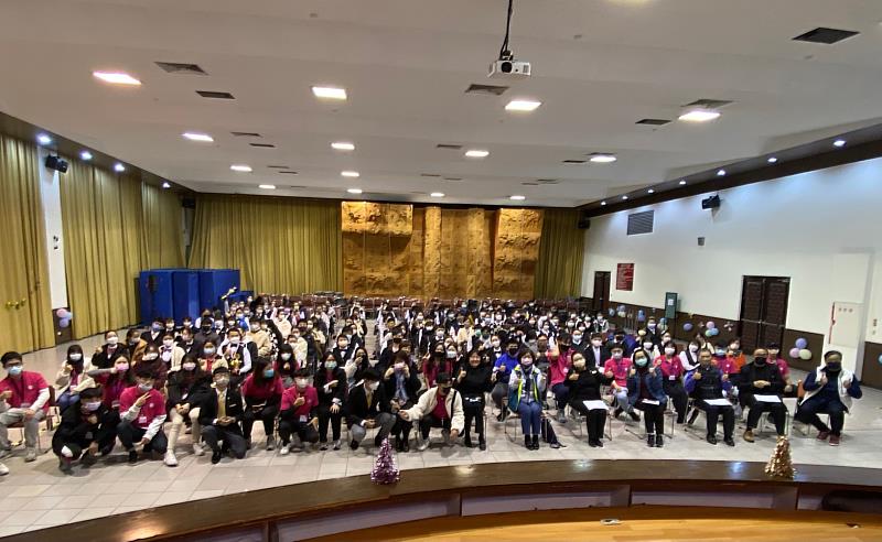 景文科大旅館系12月17日舉辦2022景秀盃第一屆專業口布摺疊技能競賽全體合照。