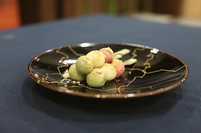 花蓮慈濟醫院營養科團隊推出應景健康DIY食譜「日式豆腐丸子串」，以豆類的植物性蛋白為主的健康小點心，讓民眾在家也能夠吃得吃得營養又安心，幸福過冬。