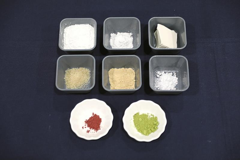 「日式豆腐丸子串」所需材料有：糯米粉、蓬萊米粉、嫩豆腐、砂糖，調色用的紅麴粉和抹茶粉，以及最後撒上調味的黃豆粉、白糖粉。
