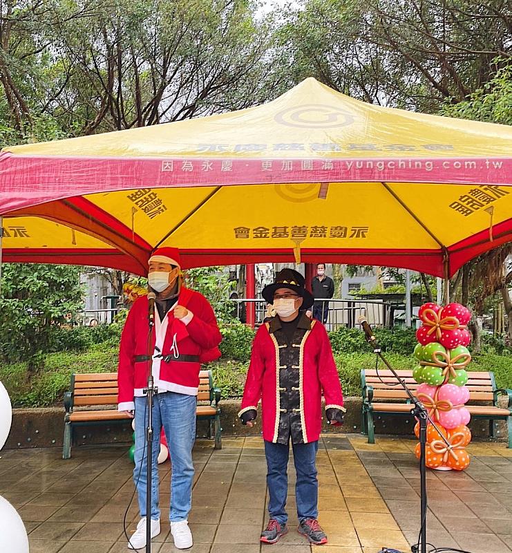 信義區四維里劉耀平里長和費鴻泰立法委員與相關團體舉辦聖誕聯歡會。圖/永慶房屋提供