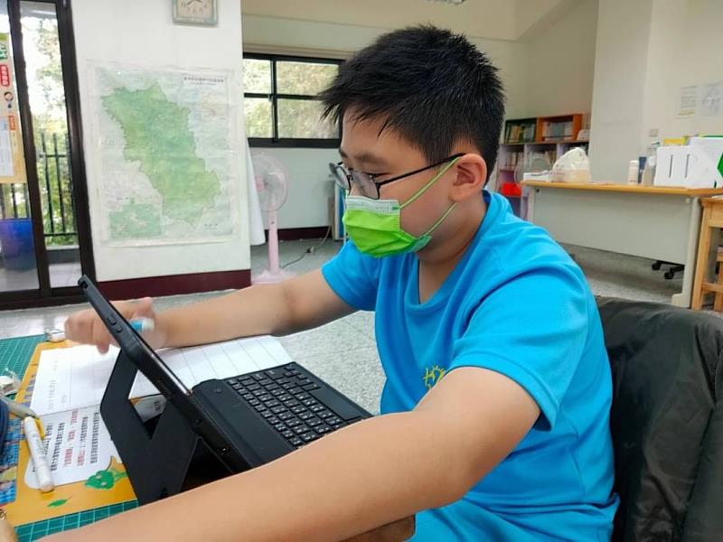 利用早自習與課輔時間，和線上真人外師互動，實練英語力。