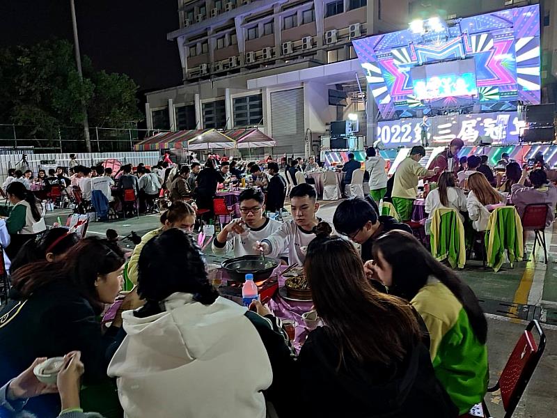 僑生體驗台灣獨特的辦桌文化。