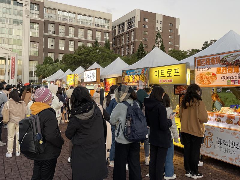 除了耶誕燈飾，長庚大學學生會也規劃四天的美食與文創市集豐富活動。
