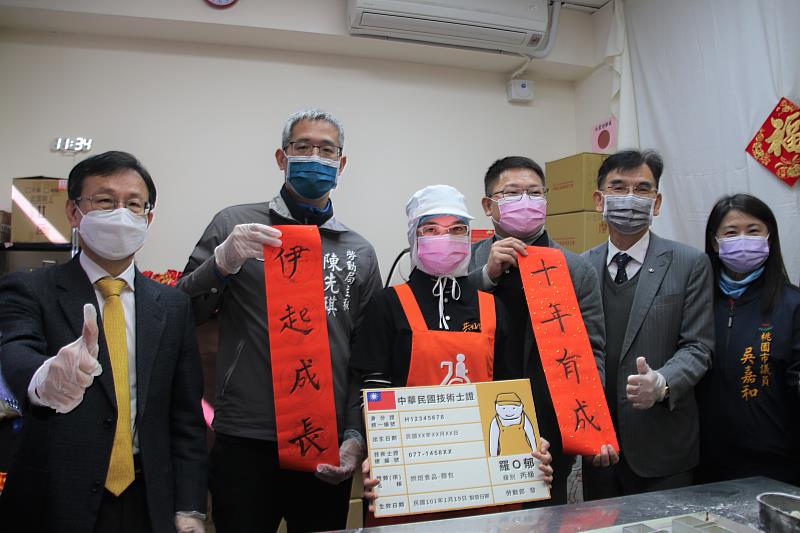 伊甸庇護員工小郁(左三)在伊甸就業服務員一路陪伴與指導下，考取烘焙證照並積極職訓，盼重返一般職場。