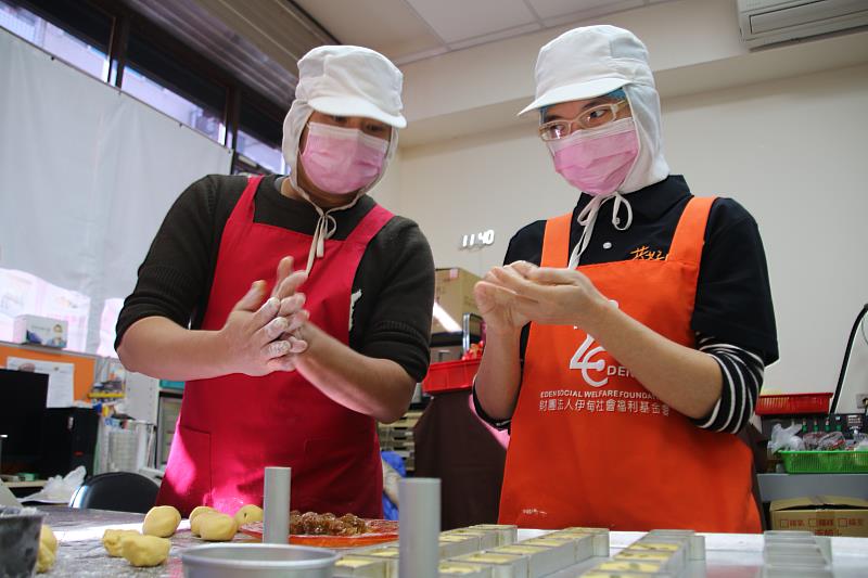 庇護員工小郁(右)在技術輔導員的指導下，製作嚴選宜蘭在地小農食材的招牌新品「金棗酥」。