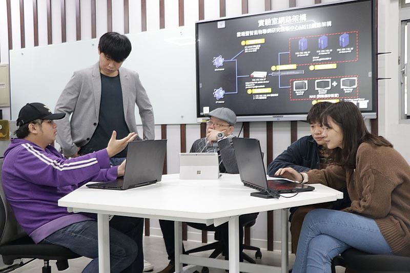 圖二：世新大學與瑞擎數位合作研發建置一套適用於室內之專網，可啟用邊緣運算與鞏固資安