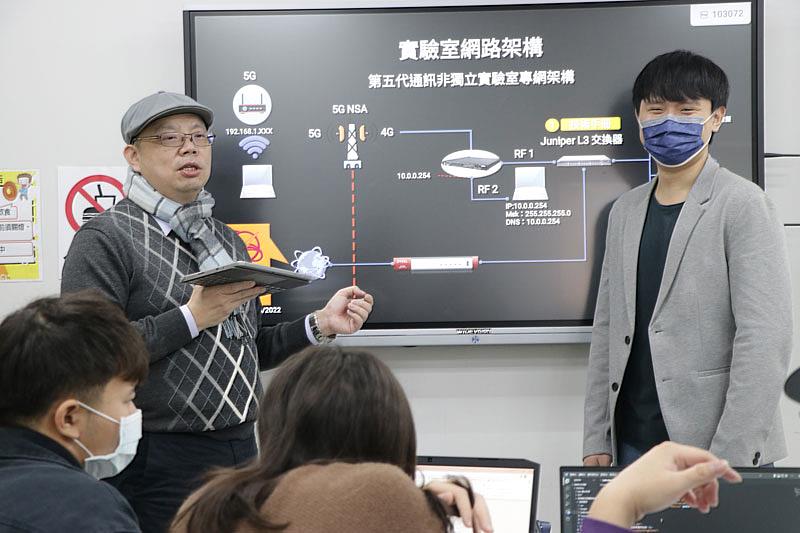 圖四：世新雲端暨智能物聯研究中心指導老師高瑞鴻（左），整合產學資源擘劃教育元宇宙願景