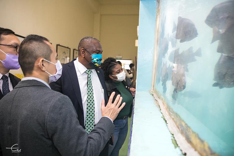 海大李柏蒼副教授帶領參訪團現場了解水產養殖