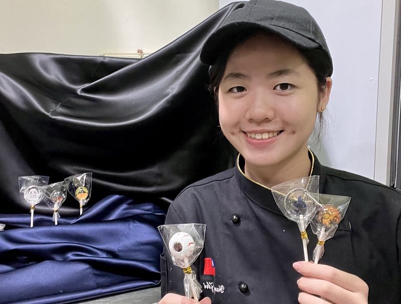 景文科大餐飲系楊芷柔在星空棒棒糖項目中榮獲金牌。