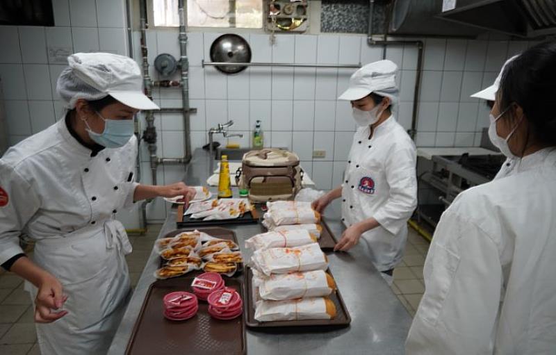 國際美食日活動由來自越南、馬來西亞、印尼和緬甸的海青班同學，親自下廚和學校師生分享家鄉味。